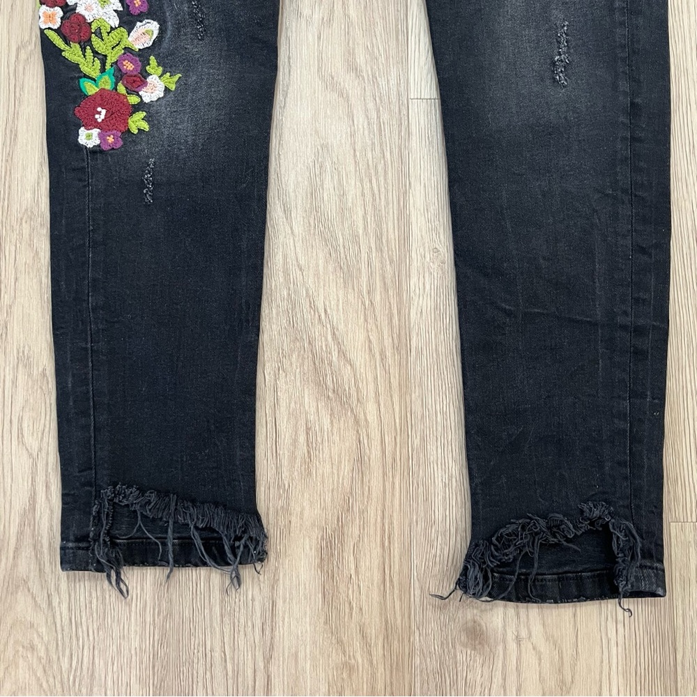 ZARA Trafaluc Black Skinny Jeans with Floral Embroidery & Raw Hem Size 8 - Picture 3 of 14